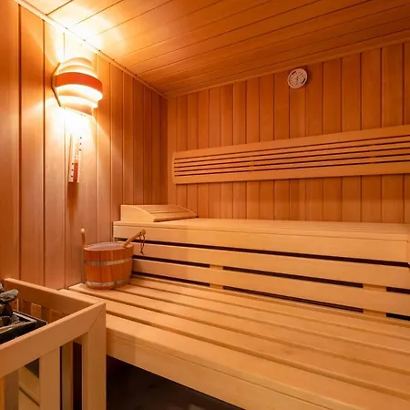 Sleeps 10 With Pool Air Con And Wifi Sutivan