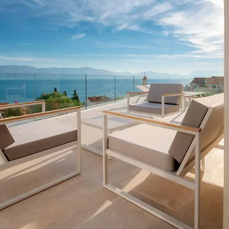 Sleeps 10 With Pool Air Con And Wifi Villa Sutivan