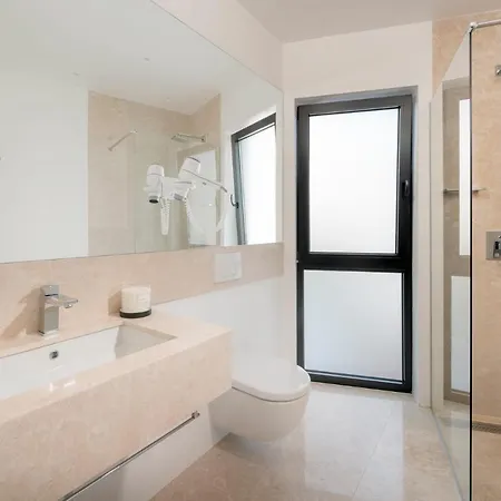 Villa Sleeps 10 With Pool Air Con And Wifi *
