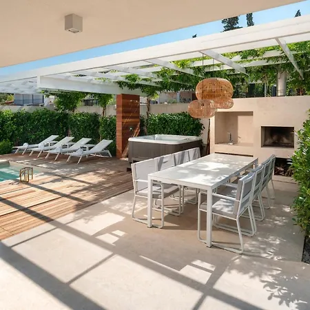 Sleeps 10 With Pool Air Con And Wifi Villa Sutivan
