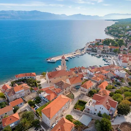 Sleeps 10 With Pool Air Con And Wifi Sutivan