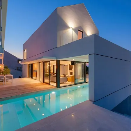 Sleeps 10 With Pool Air Con And Wifi * Sutivan