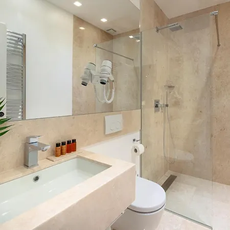 Sleeps 10 With Pool Air Con And Wifi Sutivan