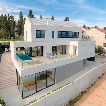 Sleeps 10 With Pool Air Con And Wifi Villa Sutivan