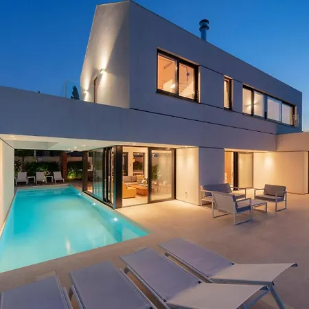 Villa Sleeps 10 With Pool Air Con And Wifi *