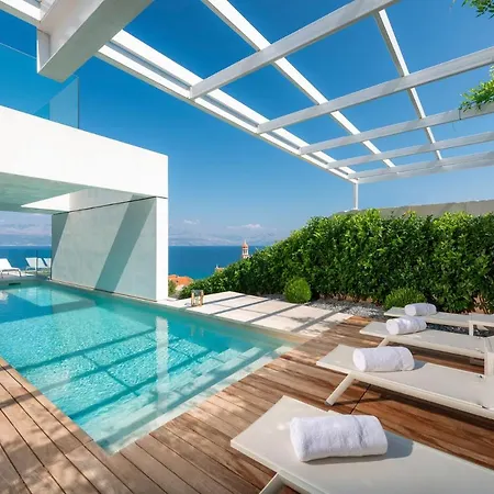 Sleeps 10 With Pool Air Con And Wifi * Sutivan